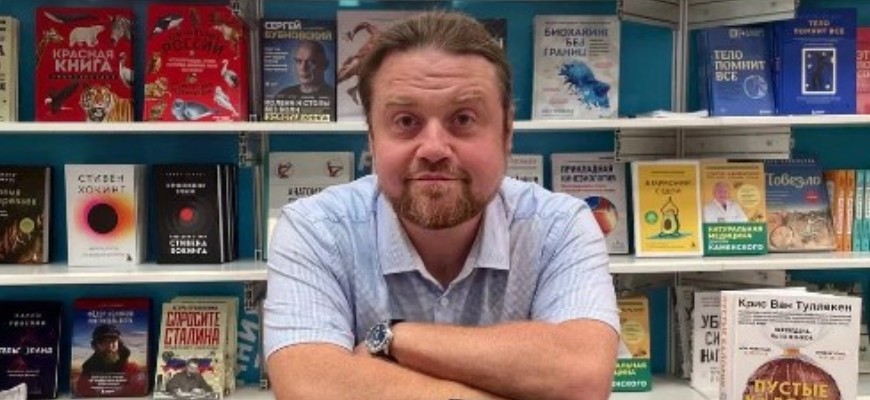 Известный астроном Леонид Еленин рассказал, как российская нейросеть помогает ему писать книги