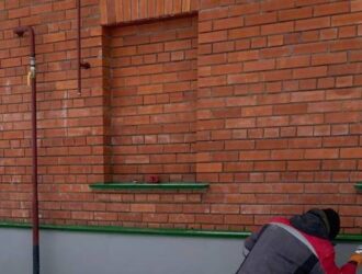 Сергей Давыденко следит за ремонтом «Дома Божедомова» в Сусанино