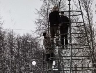 В Островском округе начались работы по установке главной елки