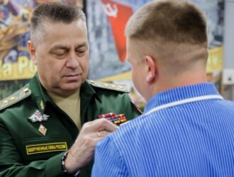 Заместитель Министра обороны РФ генерал-полковник Александр Санчик наградил участников СВО