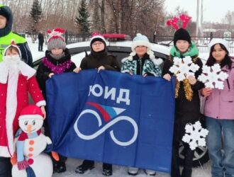 В Бердске юные инспекторы движения и Госавтоинспекторы напомнили водителям о безопасности