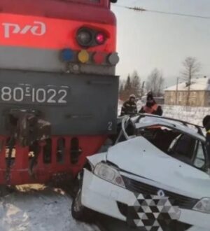 В Костромской области легковой автомобиль попал под локомотив