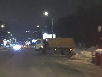 Пока костромичи спят, дорожные службы Костромы делают город чище