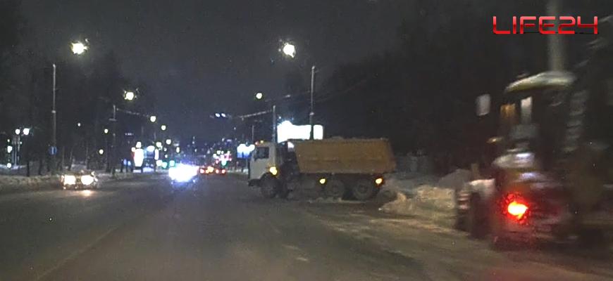 Пока костромичи спят, дорожные службы Костромы делают город чище