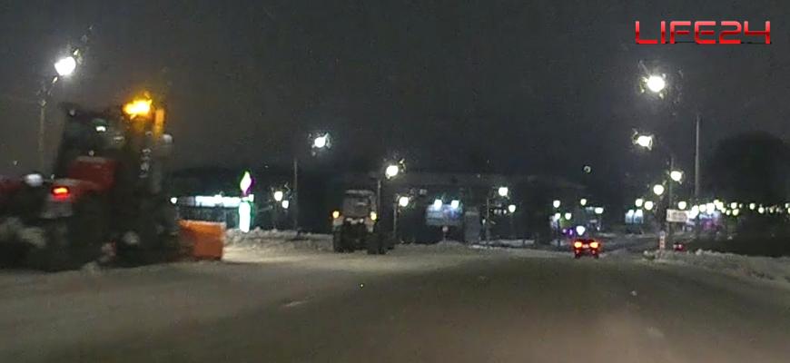 Пока костромичи спят, дорожные службы Костромы делают город чище