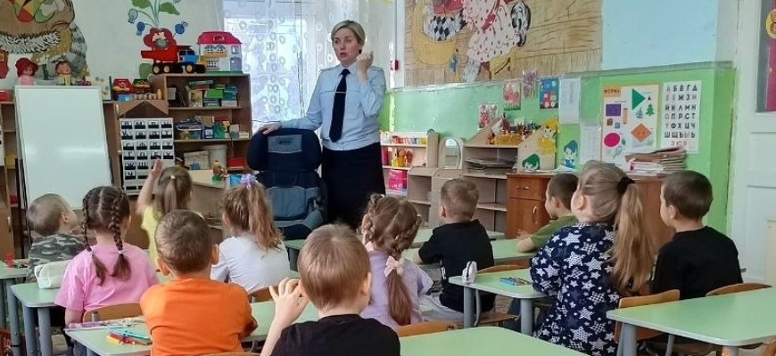 В Солигаличе автоинспекторы рассказали дошкольникам о безопасной поездке в автомобиле