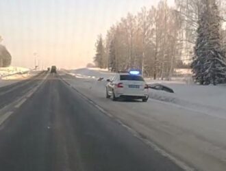 В Костромском районе на федеральной трассе легковой автомобиль снес дорожный знак и вылетел в кювет