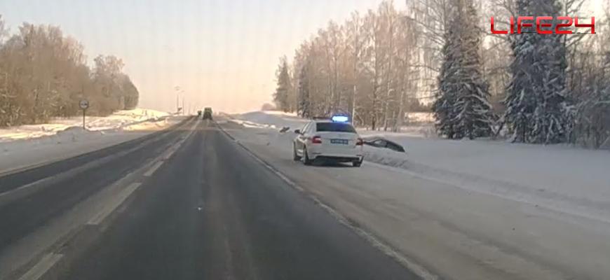 В Костромском районе на федеральной трассе легковой автомобиль снес дорожный знак и вылетел в кювет