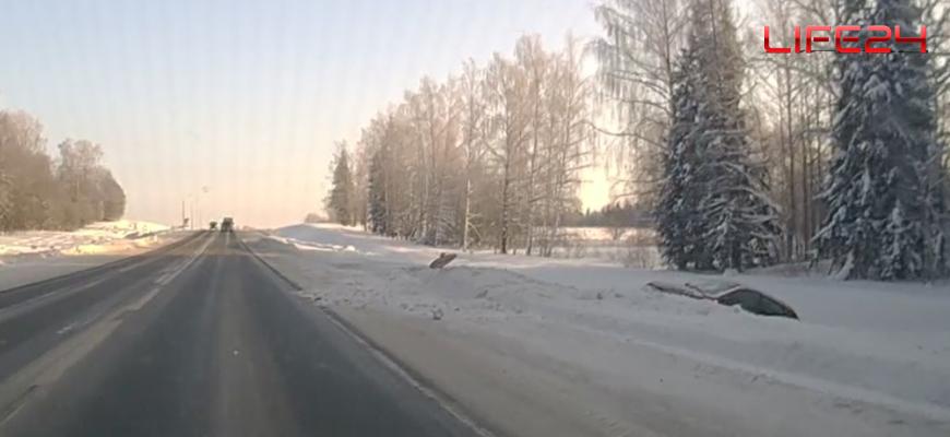 В Костромском районе на федеральной трассе легковой автомобиль снес дорожный знак и вылетел в кювет