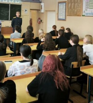 В школе №4 города Костромы состоялась профориентационная встреча с курсантам и представителем СК России