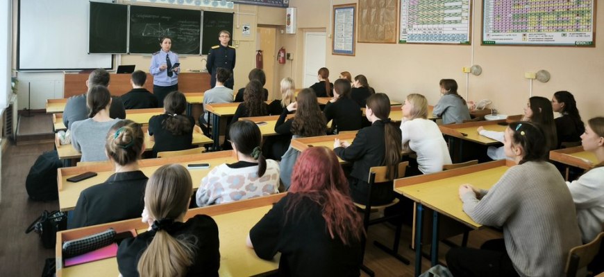 В школе №4 города Костромы состоялась профориентационная встреча с курсантам и представителем СК России