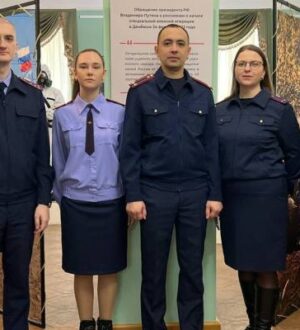 В преддверии Дня защитника Отечества молодые сотрудники СК России по Костромской области посетили выставку, посвященную героизму земляков в зоне СВО