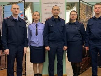 В преддверии Дня защитника Отечества молодые сотрудники СК России по Костромской области посетили выставку, посвященную героизму земляков в зоне СВО