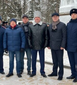 23 февраля руководитель и сотрудники следственного управления СК России приняли участие в церемонии возложения цветов к Воинскому мемориалу в городе Костроме