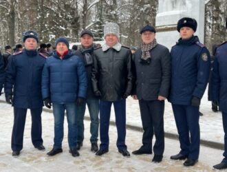 23 февраля руководитель и сотрудники следственного управления СК России приняли участие в церемонии возложения цветов к Воинскому мемориалу в городе Костроме
