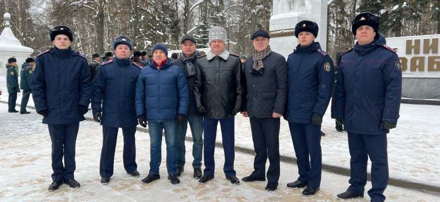 23 февраля руководитель и сотрудники следственного управления СК России приняли участие в церемонии возложения цветов к Воинскому мемориалу в городе Костроме