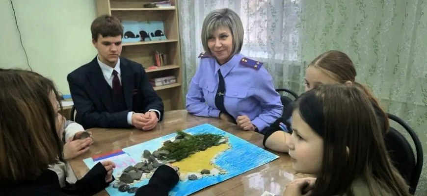 В День воссоединения Крыма с Россией сотрудники следственного управления СК России по Костромской области провели мероприятие для воспитанников подшефного детского социального учреждения