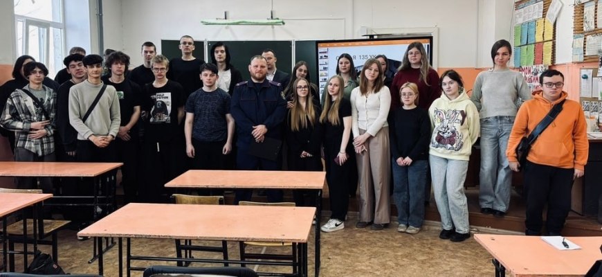 Руководитель межрайонного следственного отдела СУ СК России по Костромской области провел профилактическое занятие со студентами техникума