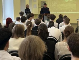 Руководитель следственного управления СК России по Костромской области и Уполномоченный по правам ребенка в Костромской области провели профилактическую встречу с учениками школы в городе Костроме