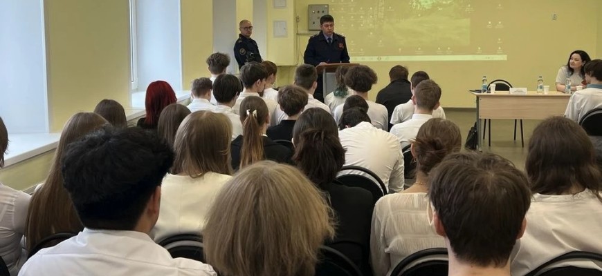 Руководитель следственного управления СК России по Костромской области и Уполномоченный по правам ребенка в Костромской области провели профилактическую встречу с учениками школы в городе Костроме
