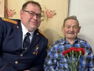 Руководитель территориального следственного отдела СУ СК России по Костромской области поздравил с Днем Победы ветерана Великой Отечественной войны