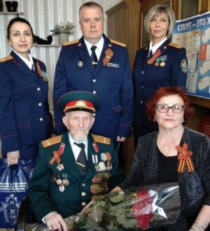 Исполняющий обязанности руководителя следственного управления СК России по Костромской области поздравил ветерана Великой Отечественной войны с Днем Победы
