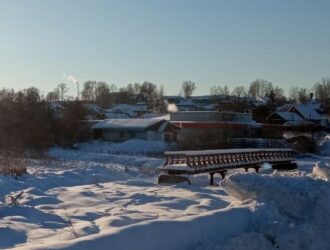 В Судиславле рабочие возвели временный пешеходный мост через реку Корба