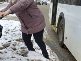 На остановке в Костроме образовались снежные валы