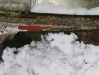 В Ярославле бетонный козырек подъезда обрушился в многоквартирном доме