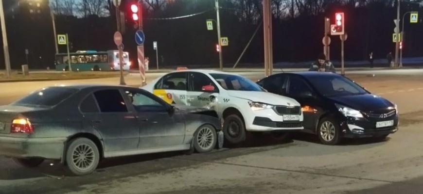 В Санкт-Петербурге на перекрестке улиц Репищева и Вербная произошло ДТП