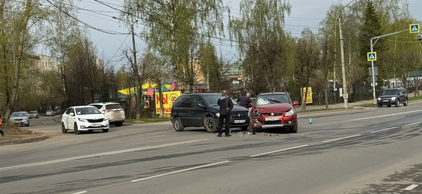 В Костроме на улице Никитская столкнулись два автомобиля