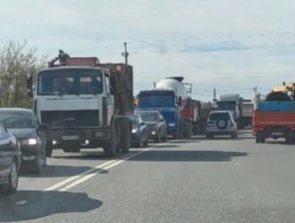 Сломанный светофор парализовал движение на въезде в Кострому