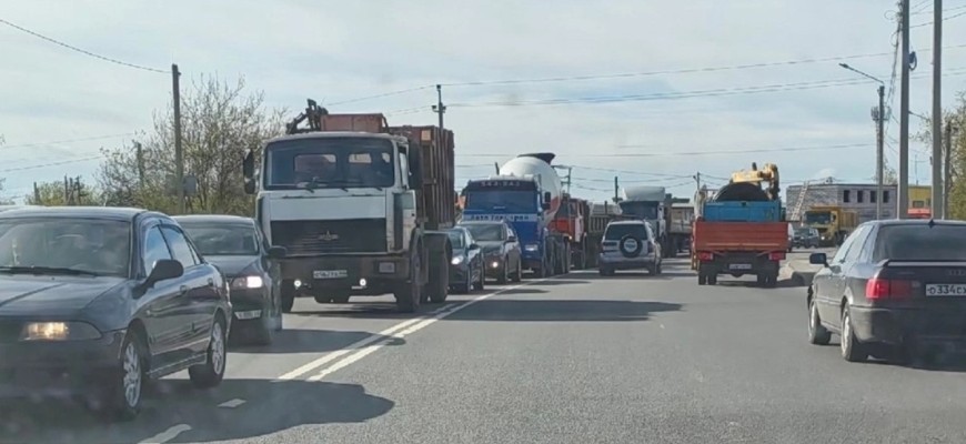 Сломанный светофор парализовал движение на въезде в Кострому
