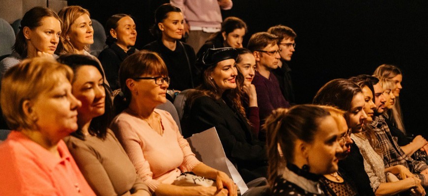 В театре «Модерн» состоялась премьера моноспектакля «Исповедь счастливой женщины. Эдит Пиаф»