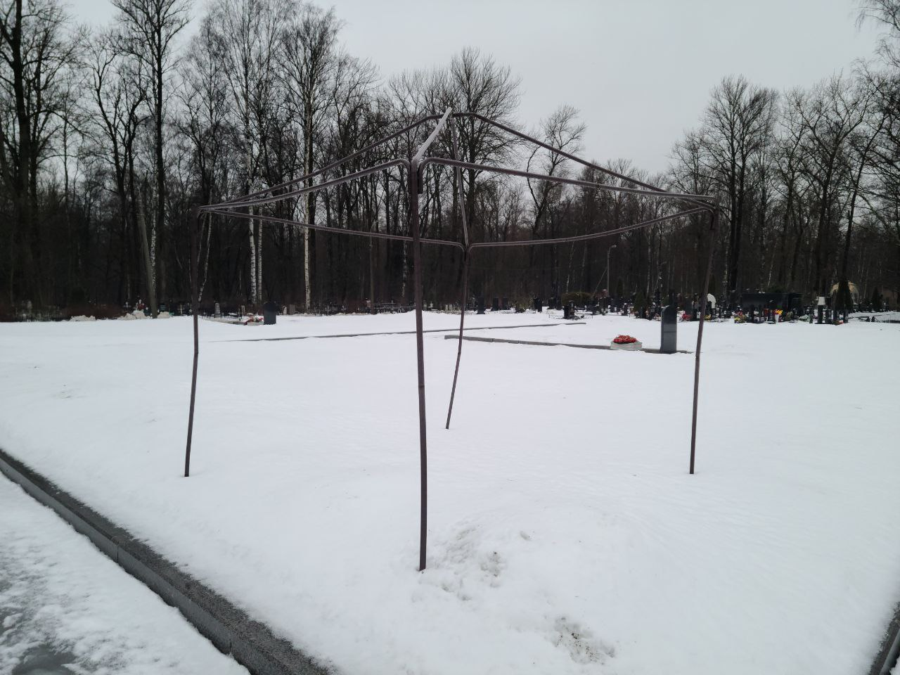 Петербургские кладбища завалены снегом, несмотря на приближающуюся годовщину прорыва блокады Ленинграда