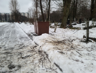 Петербургские кладбища завалены снегом, несмотря на приближающуюся годовщину прорыва блокады Ленинграда