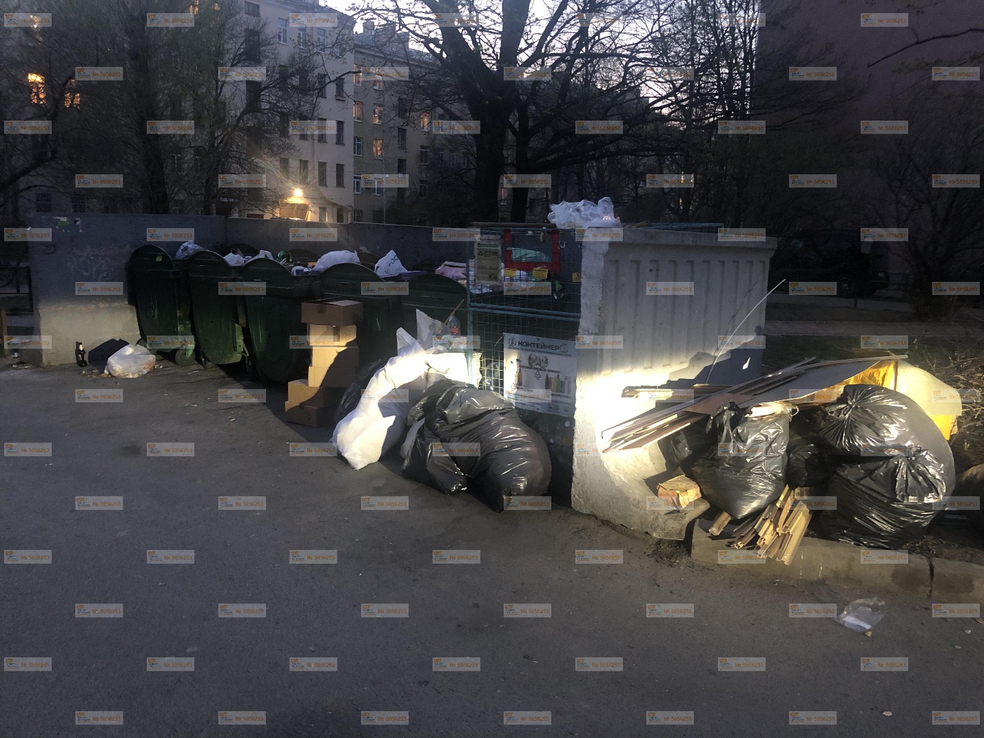 «Мусор не вывозится»: жители Петербурга продолжают жаловаться на работу регоператора НЭО