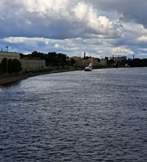 Полузатонувший «Серебряный кит» уродует набережную проспекта Обуховской Обороны. Смольный бездействует