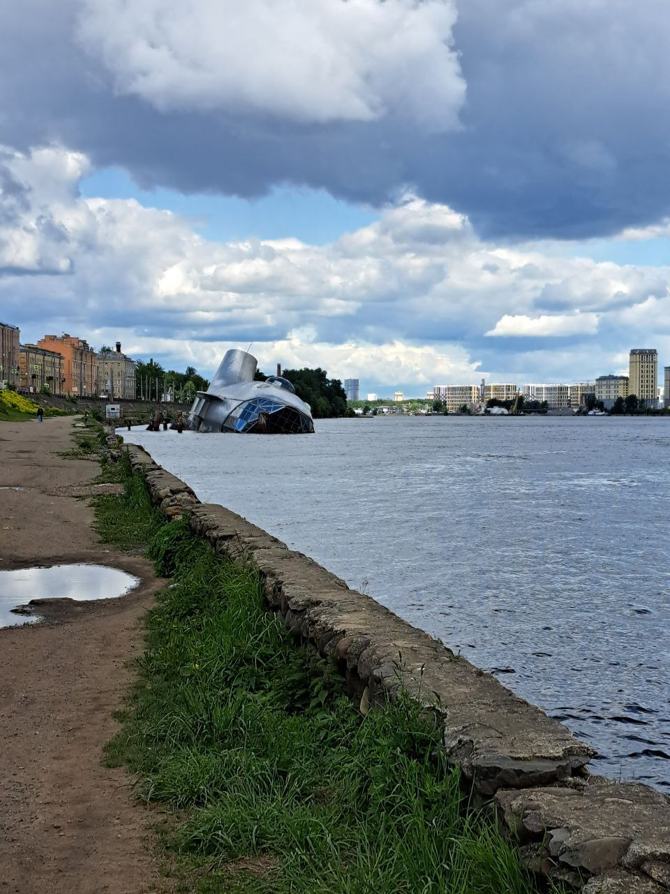 Полузатонувший «Серебряный кит» уродует набережную проспекта Обуховской Обороны. Смольный бездействует