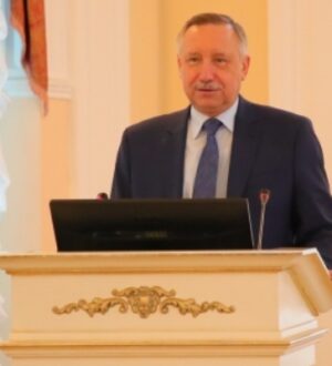 Мэр Петербурга вручил 15-ти многодетным семьям ключи от новеньких микроавтобусов