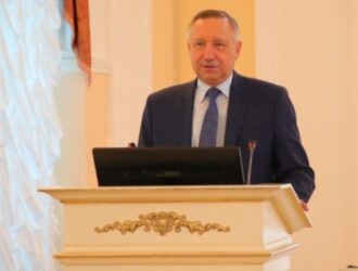 Мэр Петербурга вручил 15-ти многодетным семьям ключи от новеньких микроавтобусов
