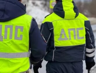 Под Костромой сотрудники ДПС и проезжающие мимо люди помогли девушке устранить неисправность в автомобиле