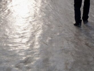 Дорога в населенные пункты Бычиха и Василево покрылась льдом