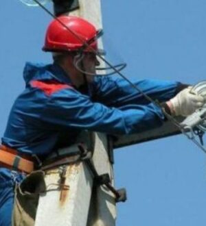 Энергетики Подмосковья выполняют работы по сухой чистки трансформаторов