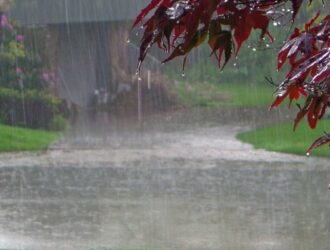 В Сочи закрылись для посещения все пляжи из-за ливней, града и смерчей