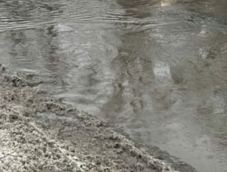 «Спасибо Беглову и его 12 замам»: в Сети отреагировали на поврежденный коммунальщиками тротуар в центре Петербурга