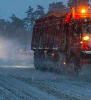 Дорожная служба Судиславского района очищает автодороги от снега
