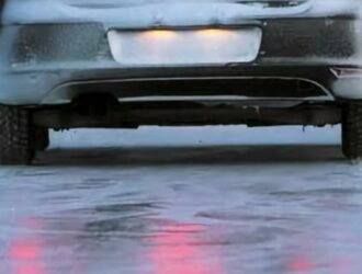 Инструктор Игорь Колобов рассказал хитрости езды на обледенелой дороге