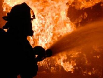 В Островском районе огонь уничтожил частный дом и постройки