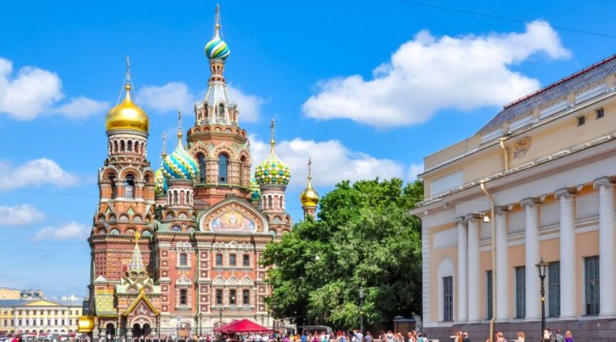 В Петербурге возложили цветы к монументу на площади Победы